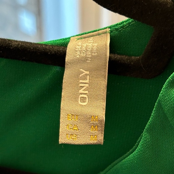 Beautiful Green Dress with a cutout. - Picture 6 of 6